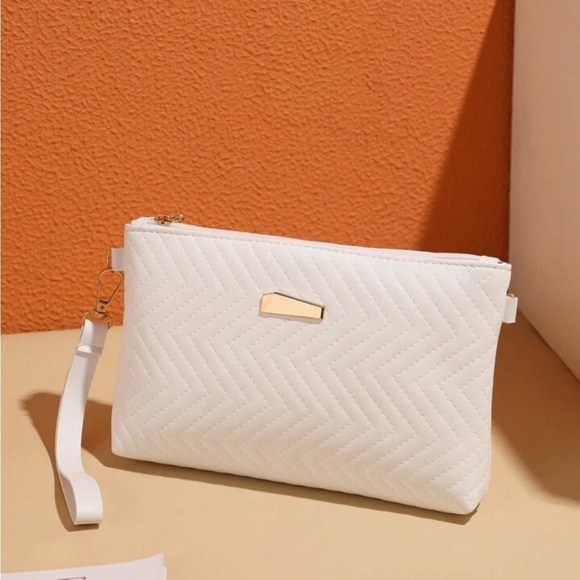 Quilted White Shoulder Bag with Gold Chain Strap - Chic & Versatile - Picture 4 of 8